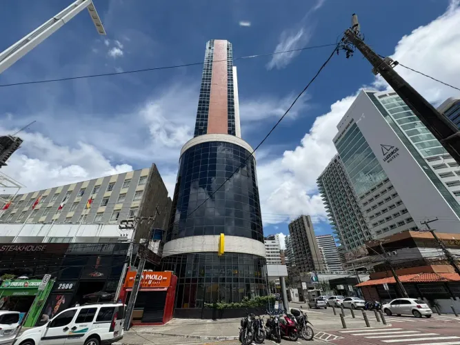 Sala pronta de 30m², com recepção, WC social, vista parcial do mar, esquina com Av. Beira