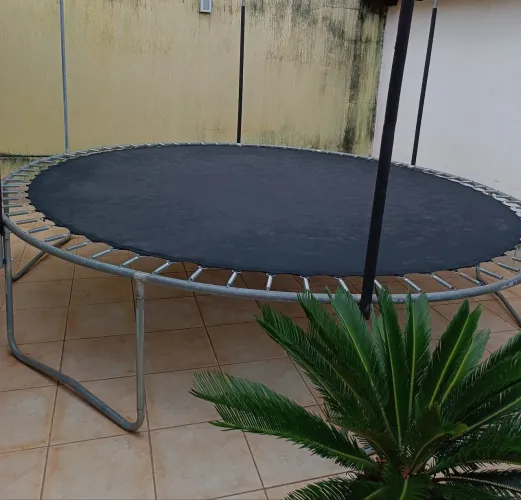 CAMA ELÁSTICA grande em BOM estado.