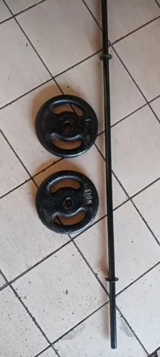 Barra com duas anilhas de 10 kilos 