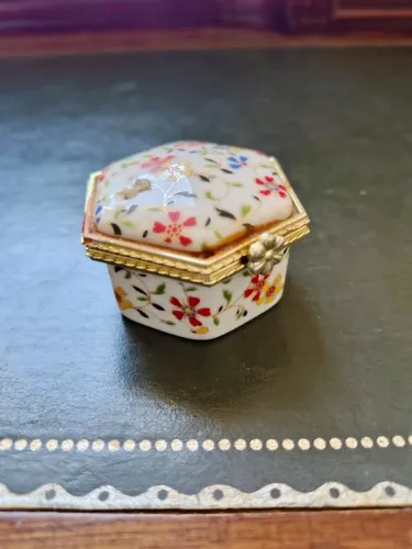 Caixinha de jóias antiga de porcelana