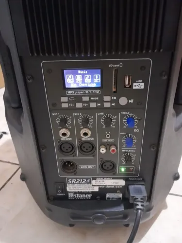 Caixa de som com pedestal staner