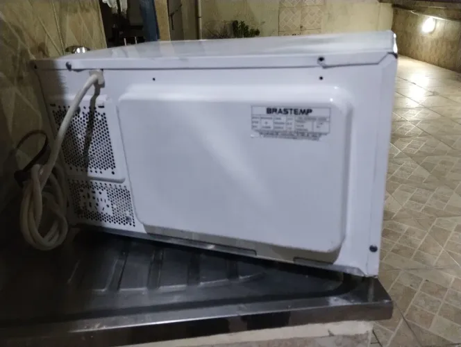 Vendo Microondas Brastemp usado, bom estado. Pequeno e funcionando.