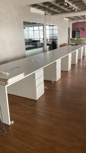 Bancada de trabalho semi nova com gaveteiro