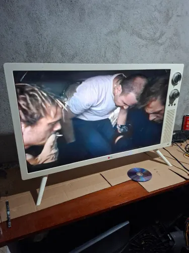 TV LG Classic Retro (Modelo 32LN640R) funcionando perfeitamente 