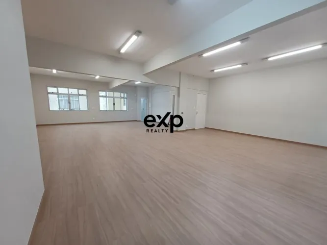 Duas Salas Comerciais Unificadas com 84,70 m² no Centro de Curitiba