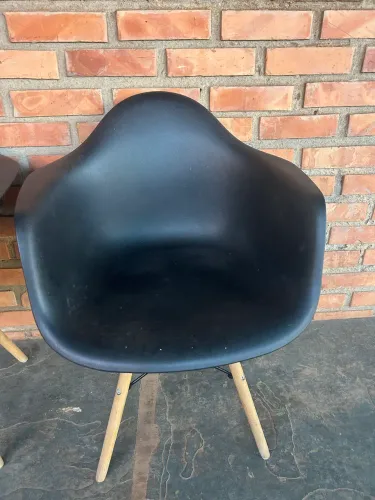 Cadeira Eames novinha 