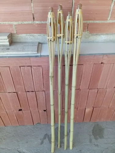 Tocha artesanal de bambu e garrafa já com óleo e pavio.