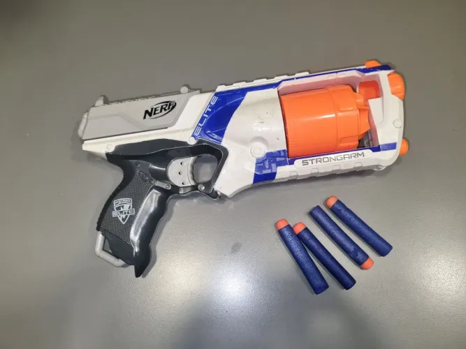 Nerf N-Strike Elite Strongarm da Hasbro, acompanhado de 4 dardos