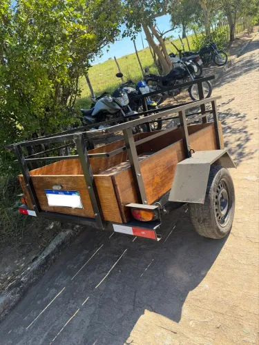 Carretinha reboque para carro em ótimo estado.