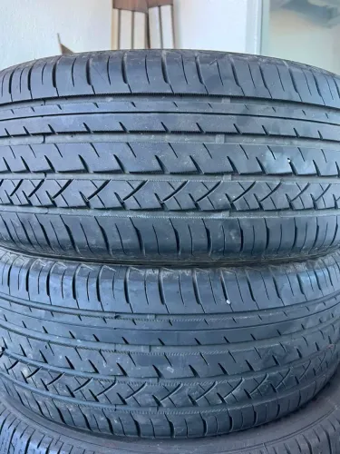 Pneus semi novo 235/55/19
