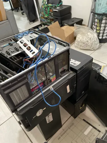 Lote com 4 Gabinetes/CPUs Antigas - Para Peças ou Revenda