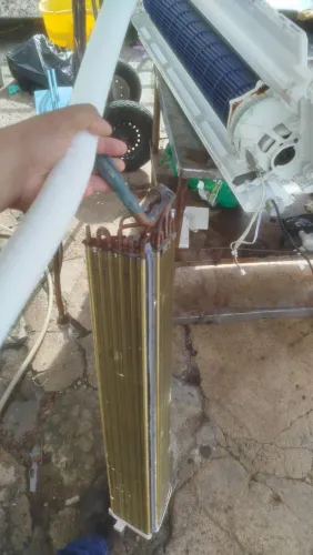 Manutenção em aparelho de ar-condicionado.