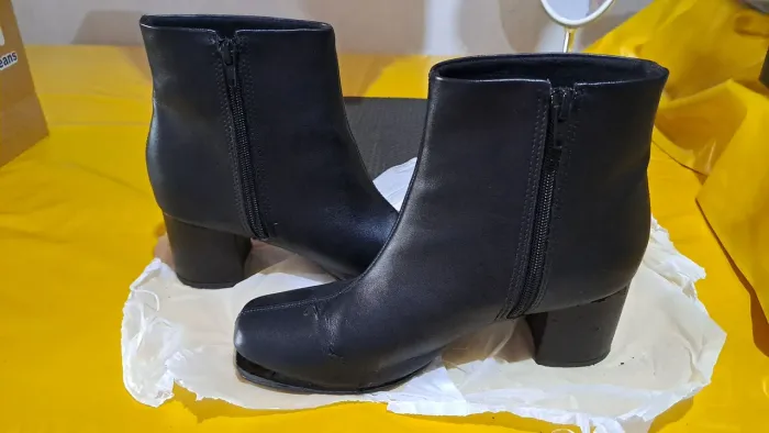 Doação Bota Via Uno, comprada em 2023 e o salto soltou