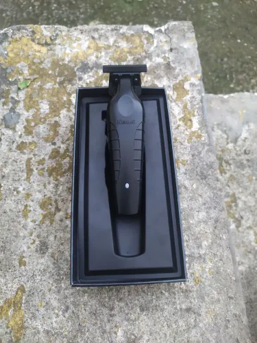 VENDO MÁQUINA DE ACABAMENTO KEMEI ?