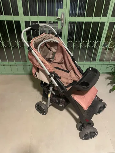 Carrinho de bebê com bebê conforto