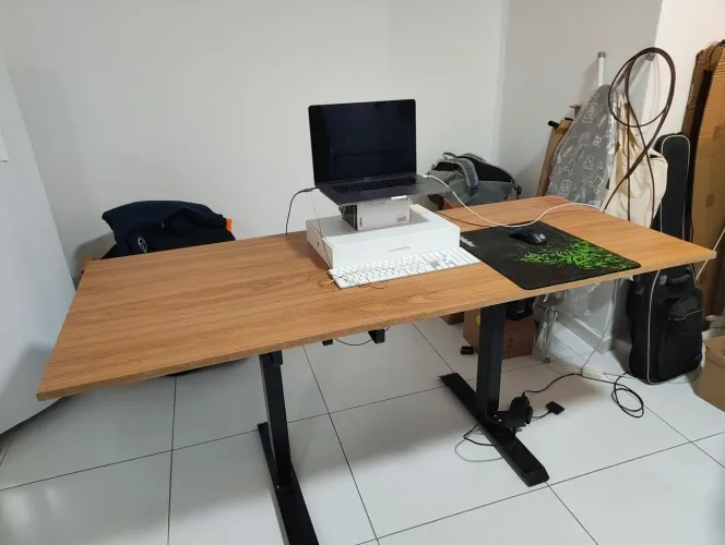 Mesa escritório com regulagem de altura elétrica - Elements
