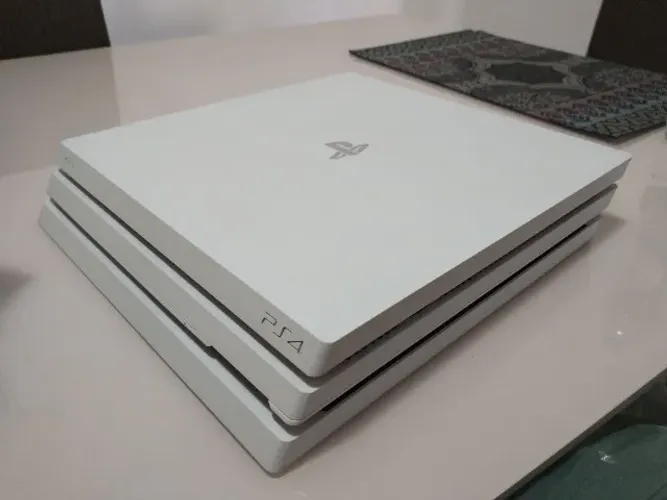 PlayStation 4 Pro Branco 1 TB com 2 controles