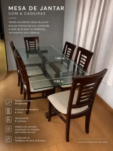 Mesa da Tok&Stok sabe de madeira e tampo temperado de vidro.
