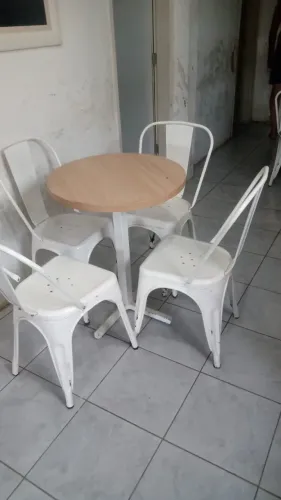 Conj de mesa com quatro cadeiras
