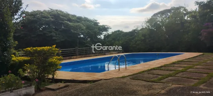 Chácara com piscina, área gourmet e casa de apoio  Espaço e sossego em Cotia