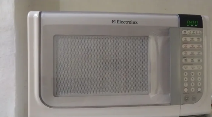 Micro-ondas Electrolux 31 litros com o prato e funcionando