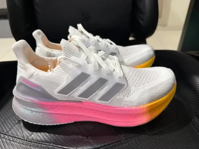 Tênis Adidas Ultraboost 5 - tamanho 37