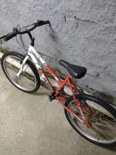 Bicicleta Aro 20 branco e vermelho