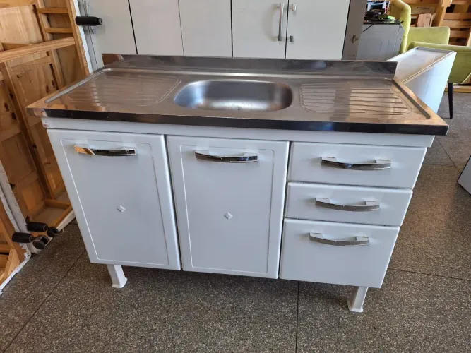 Balcão de aço com pia de inox 