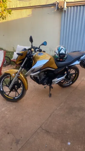 Titan 160/ 21/22 Amarelo perolizado.