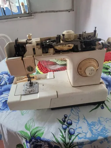 Máquina Singer para retirar peças 