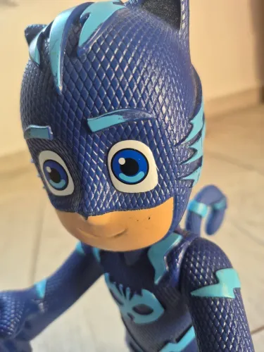 Menino Gato, PJ Masks<br>(Pequenas marcas de uso): R$ 45,00.