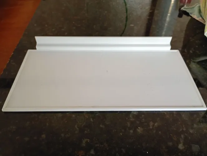 Plataforma branca para painel canaletado.