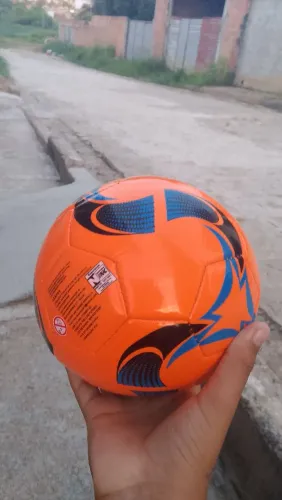 Bola(pequena) cor laranja com listras