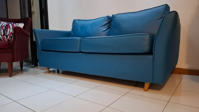 Sofá cama com cama metal embutida