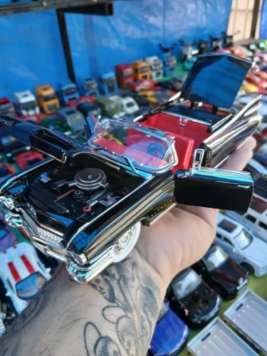 Cadillac 1/18