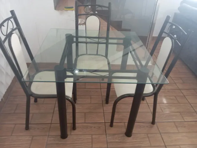 Mesa de vidro com 3 cadeiras