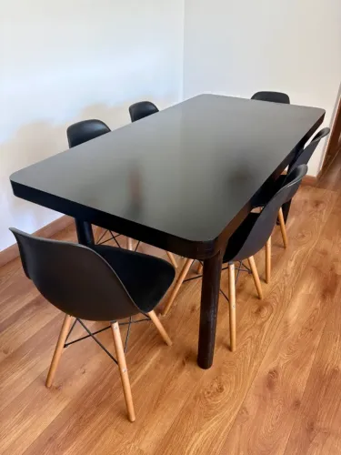 Mesa França com base de Madeira maciça + 6 cadeiras Eames Eiffel