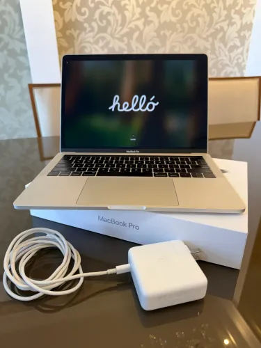 Macbook Pro 2018 13 pol. Core i5 - 8GB Ram - 256GB - Touch Bar