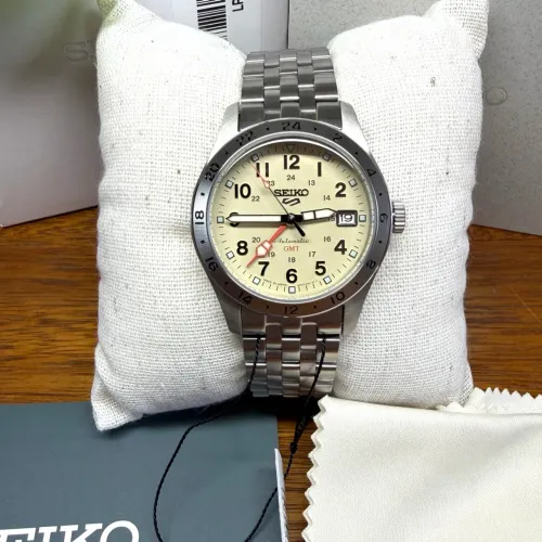 Relógio Seiko 5 Sports Field GMT creme hdb002k1
