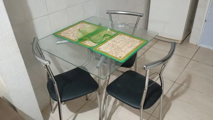 Mesa de vidro quadrada com 04 cadeiras