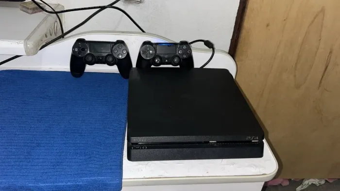 Ps4 slim com 2 controle no precinho