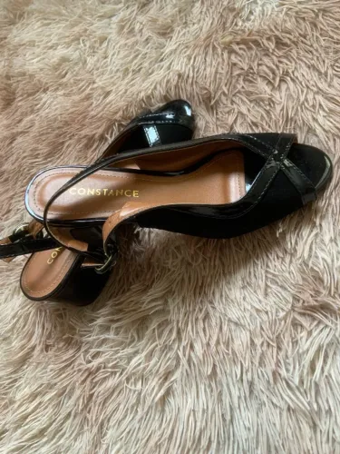 Nome / Modelo: Sandália Slingback Peep Toe (ou Sapato Aberto Atrás com Tiras Cruzadas). Pe