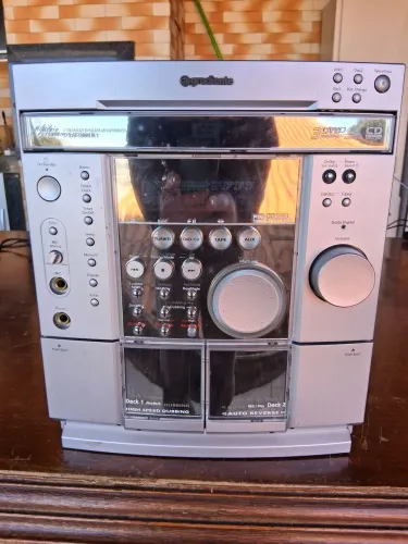 Rádio gradiente pra que quer arrumar ou retirada de peças, está ligando,