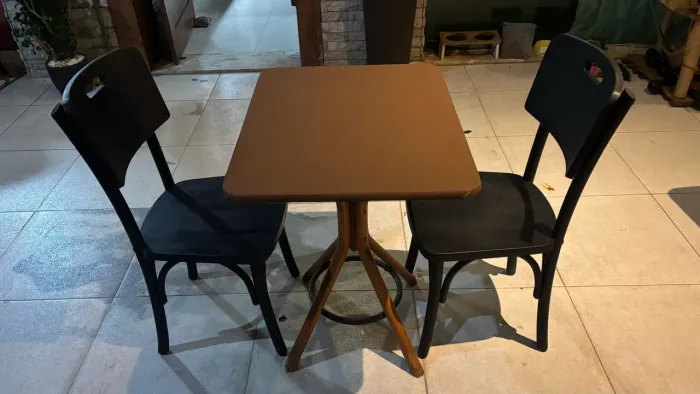 Vendo mesa com 2 cadeiras