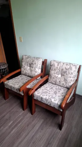 poltronas em madeira com almofadas