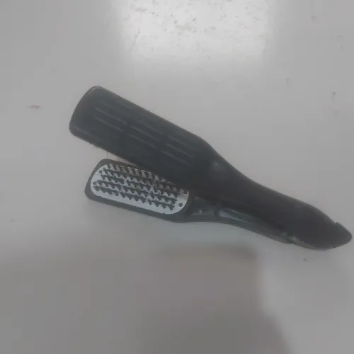 <br><br>Esta é uma escova alisadora termocerâmica da marca Denman, modelo D79