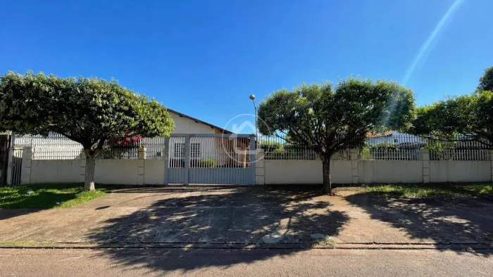 CASA COM AMPLO TERRENO E ESPAÇO PARA FESTAS