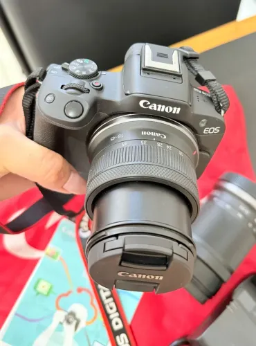 Câmera Canon EOS R50 com lente 18-45 mm