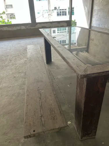 Mesa de madeira com tampo de vidro