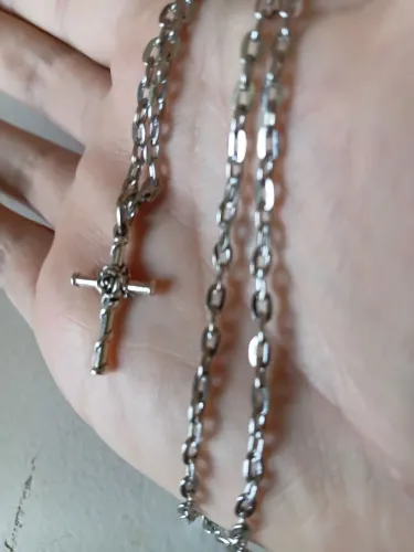 Crucifixo formato de pregos com rosa. NOVO. Aço com banho de ródio. 60 cm e 4 mm.